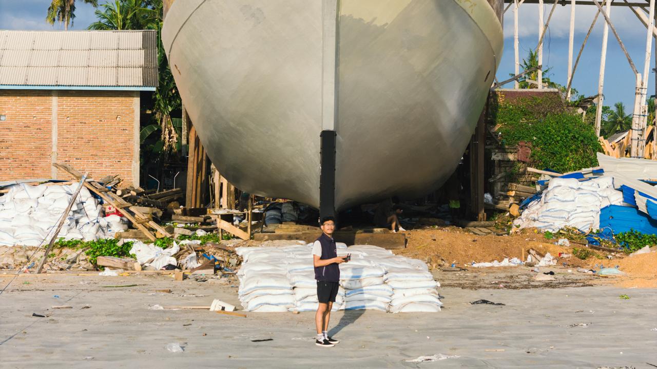 Arung di depan perahu pinisi (dok: Istimewa)