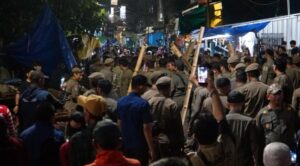 07ae0fc3-df71-4ea3-ab9e-f0437a3dd0db Suasana pemindahanpedagang di ruas Veteran Utara, berlangsung sukses (dok: RastraNews)