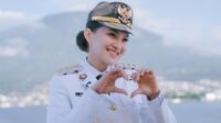 27737-sherly-tjoanda-kibarkan-bendera-di-bawah-laut